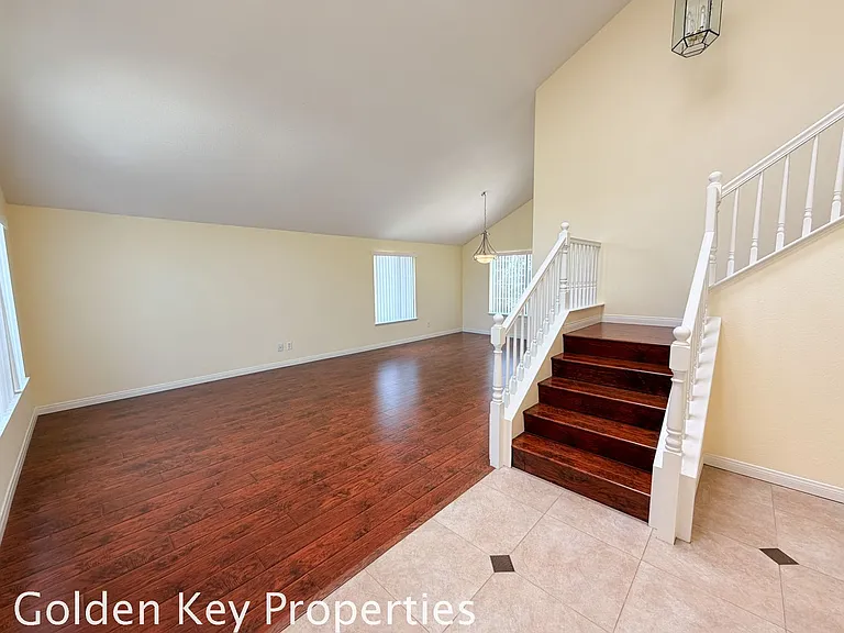533 Edgewater Ave — Photo 3