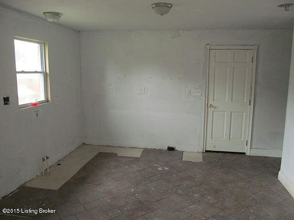 4th image of 4813 Oak Park Dr