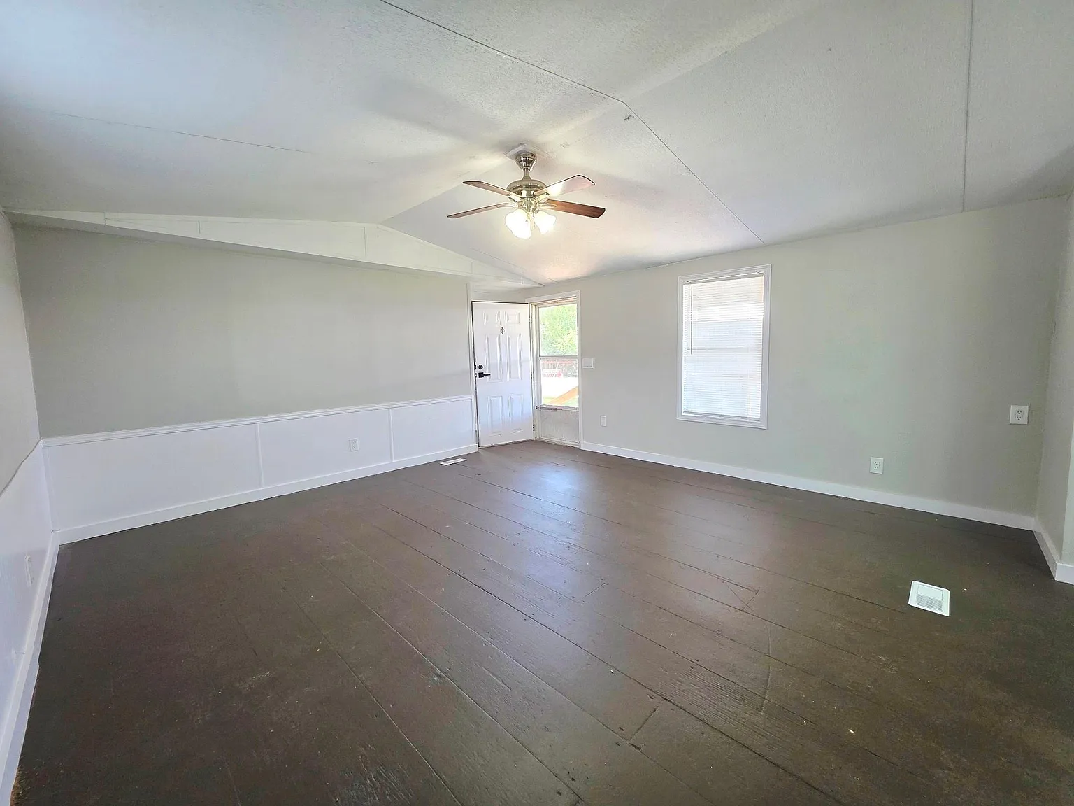 3 bed, 2.0 bath, $1,100 — Photo 2