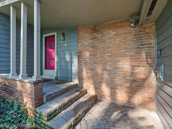 3rd image of 966 Woodlea Rd