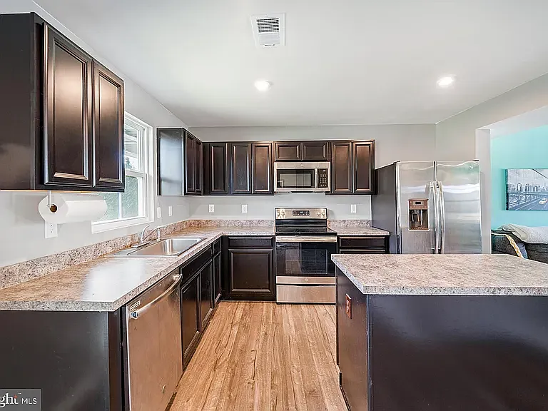 3 bed, 2.5 bath, 1225 sqft, $2,300 — Photo 3