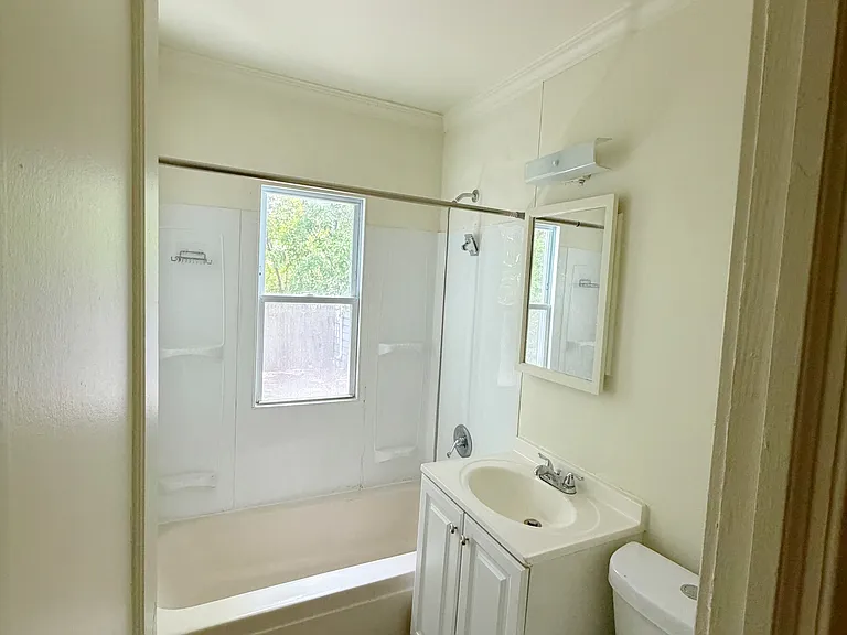323 Browning Ave — Photo 8