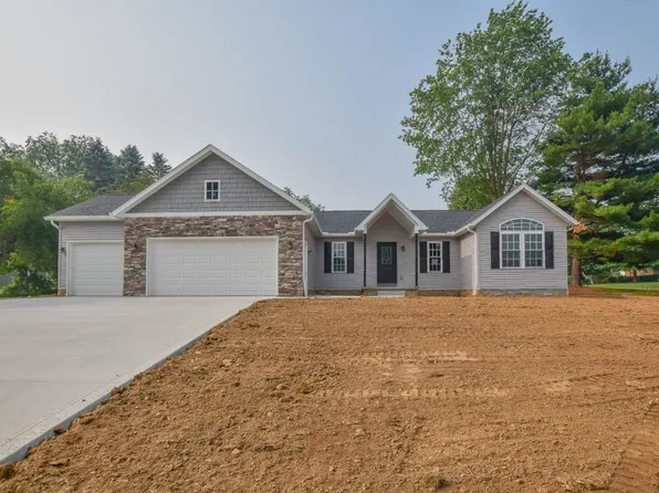 2462 Daffodil St NE, Canton, OH 44705