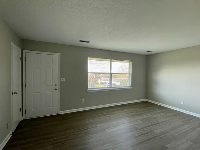 Building Photo - 5790 Louise Ln