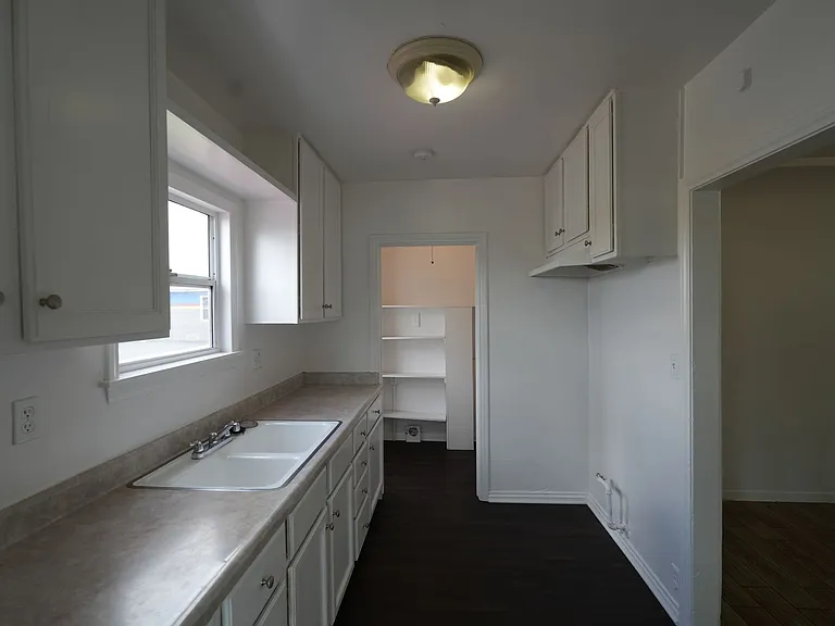 8019 8049 1/2 Alameda St — Photo 4