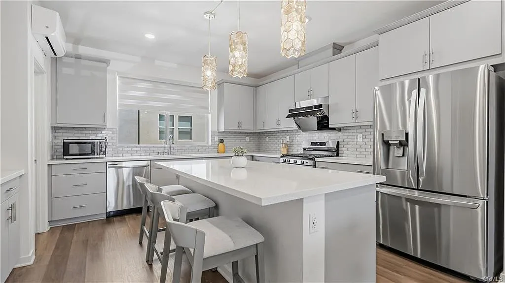 3 bed, 3.5 bath, 1750 sqft, $3,600 — Photo 2