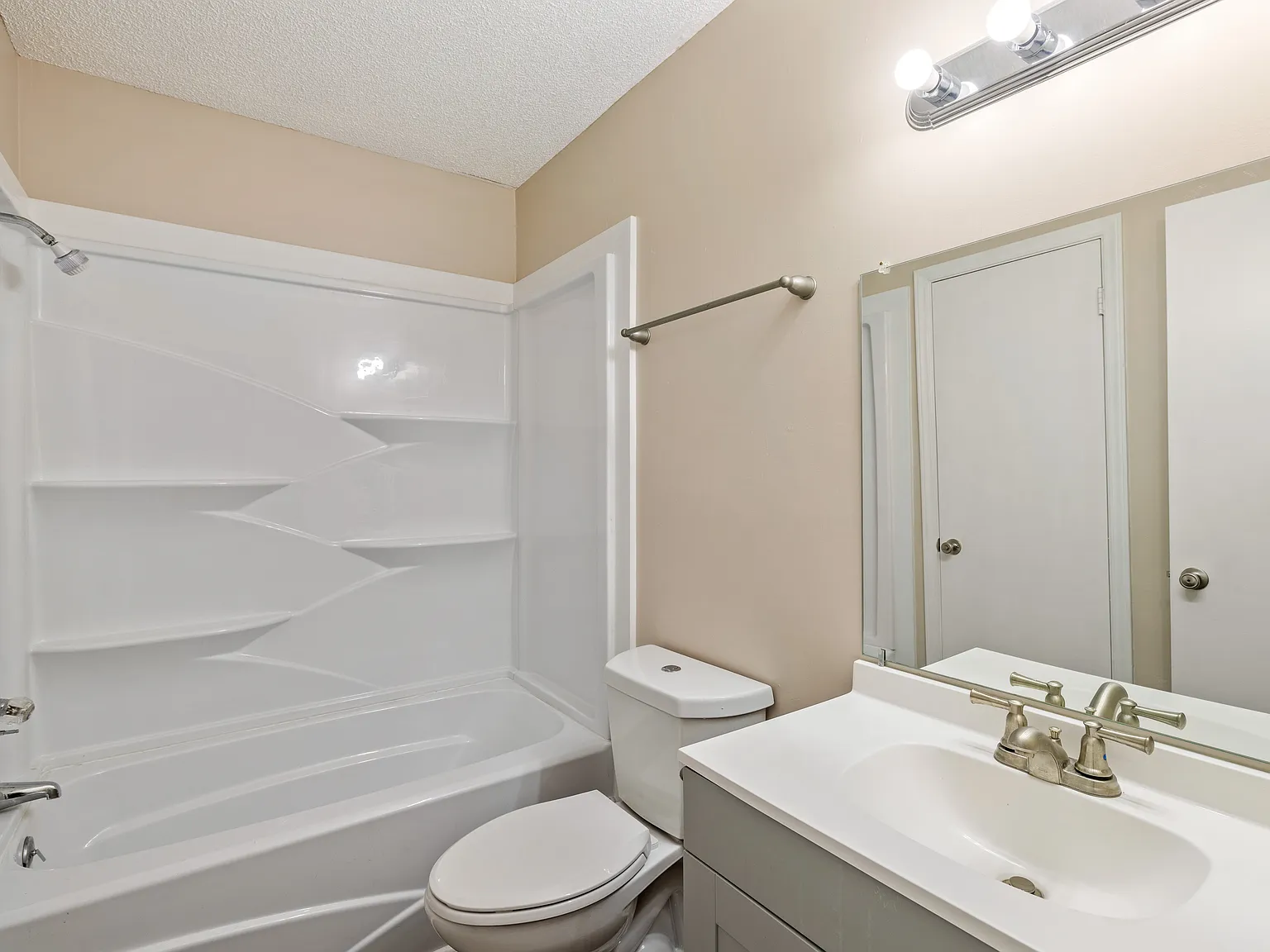 Holly Leaf Apartments — Photo 4