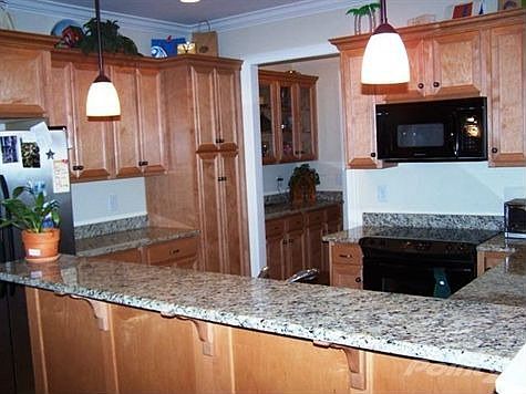 Great Granite Kitchen with Breakfast Bar and lots of Cabinets