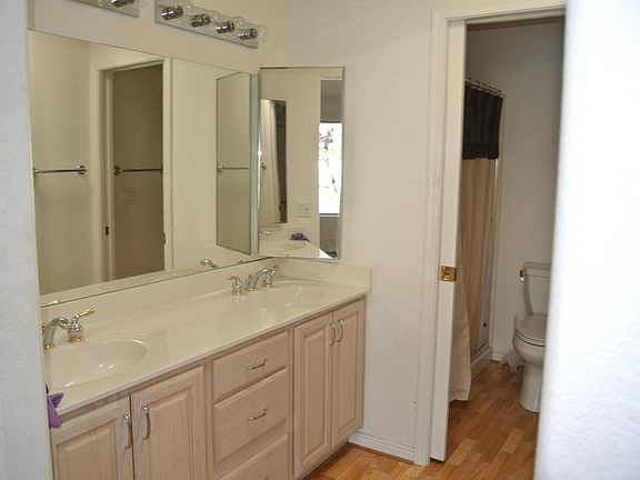 4th image of 226 E Laguna Royale Dr