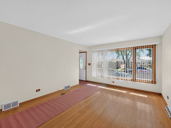 3rd image of 3942 N Oconto Ave