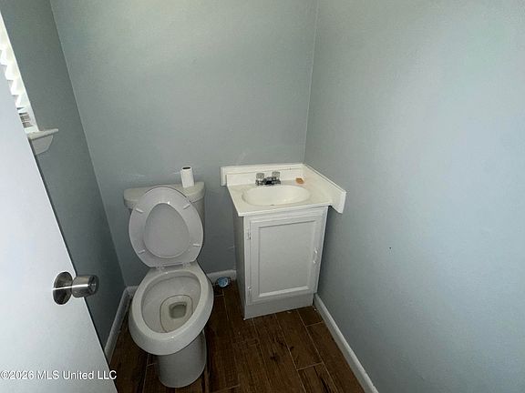 5th image of 806 Shirley Dr