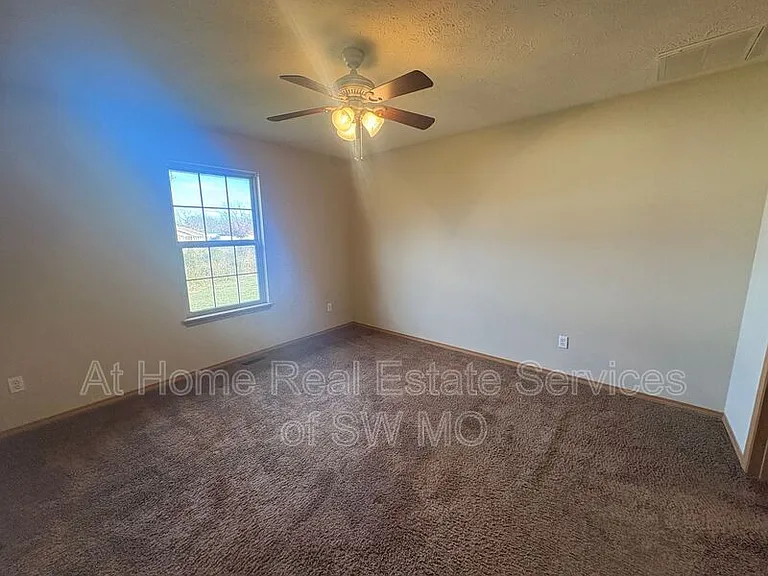 1270 N Northwood Ave — Photo 7