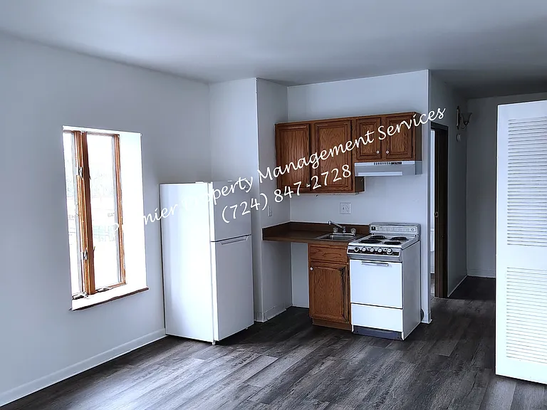 518 W Cunningham St — Photo 17