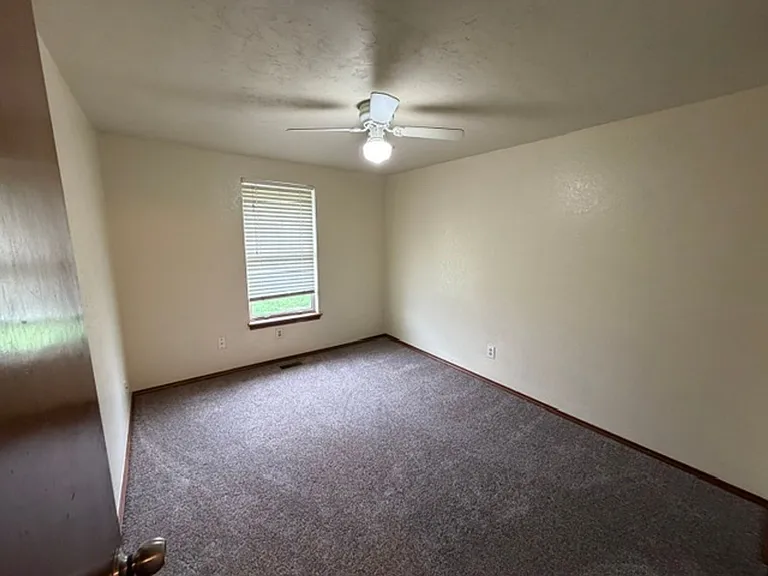 2124 Lonnie Ln — Photo 11