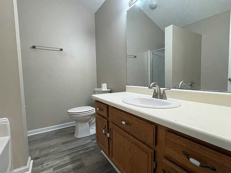 1404 Douglas St — Photo 14