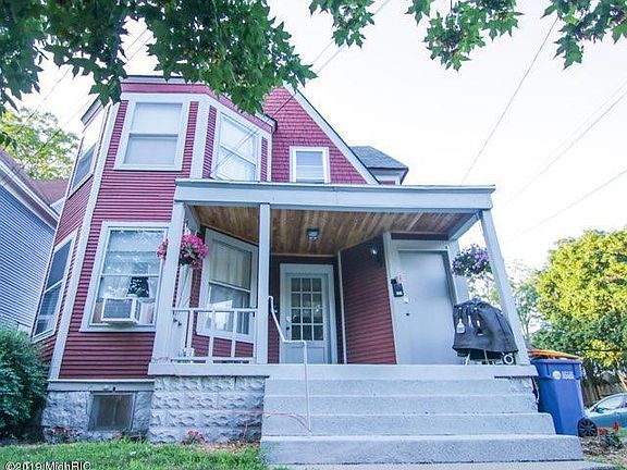 2nd image of 821 Fairmount St SE