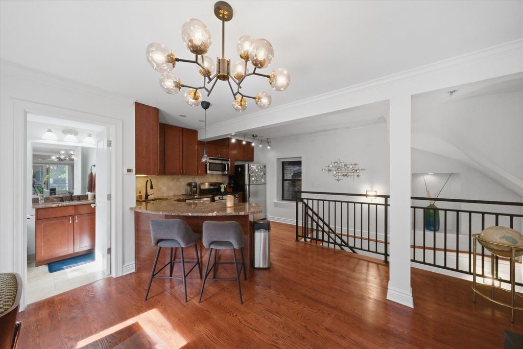 2013 W Crystal St APT 1F, Chicago, IL - More