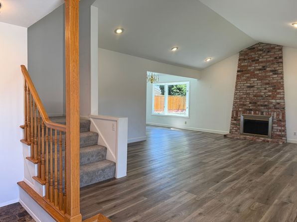 1086 Hedera Ct