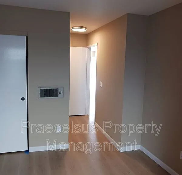 1070 Georgia St #D — Photo 10
