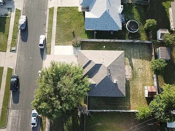 2nd image of 2703 Woodlands Dr