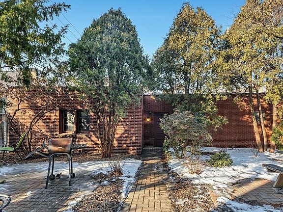 3rd image of 1542 W Rosemont Ave #3W