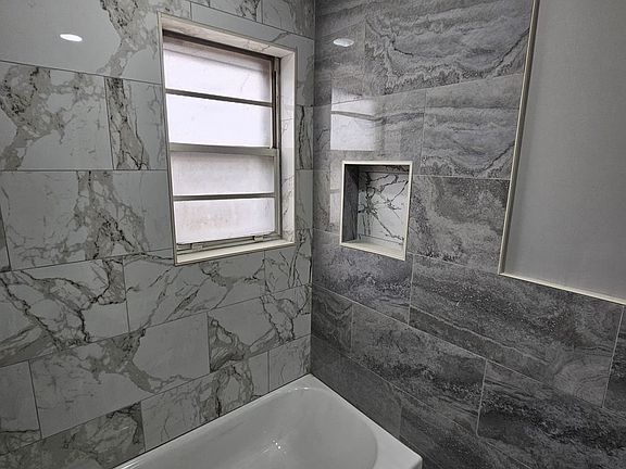 5th image of 54 W Stratford Pl APT 1