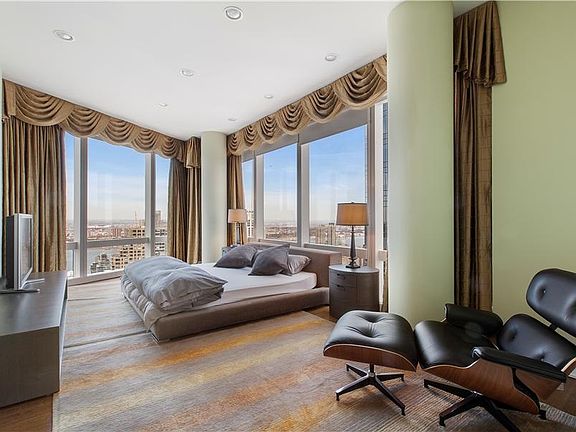 4th image of 25 Columbus Cir #St69a