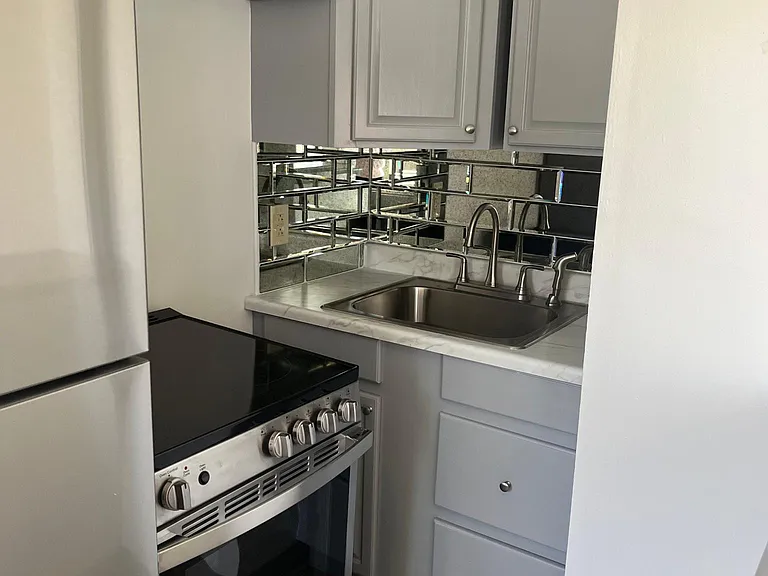 1724 H St #B — Photo 2
