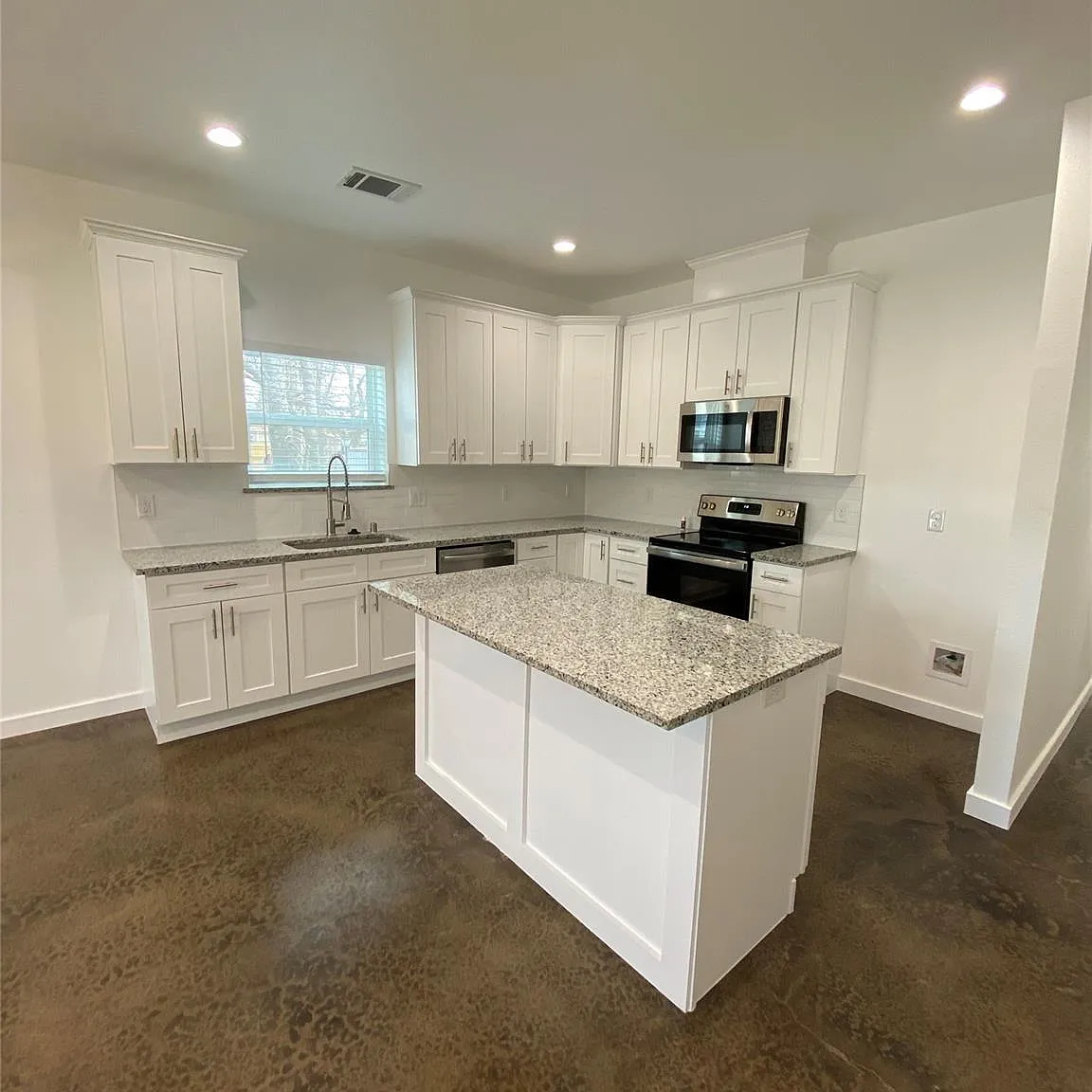 3 bed, 1321 sqft, $1,550 — Photo 4