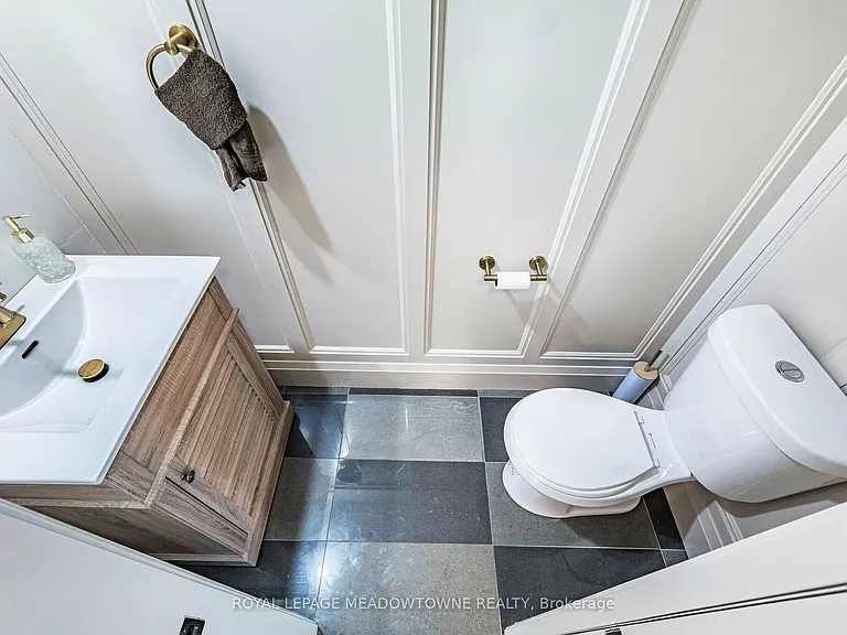 520 Pineview Gdns — Photo 12