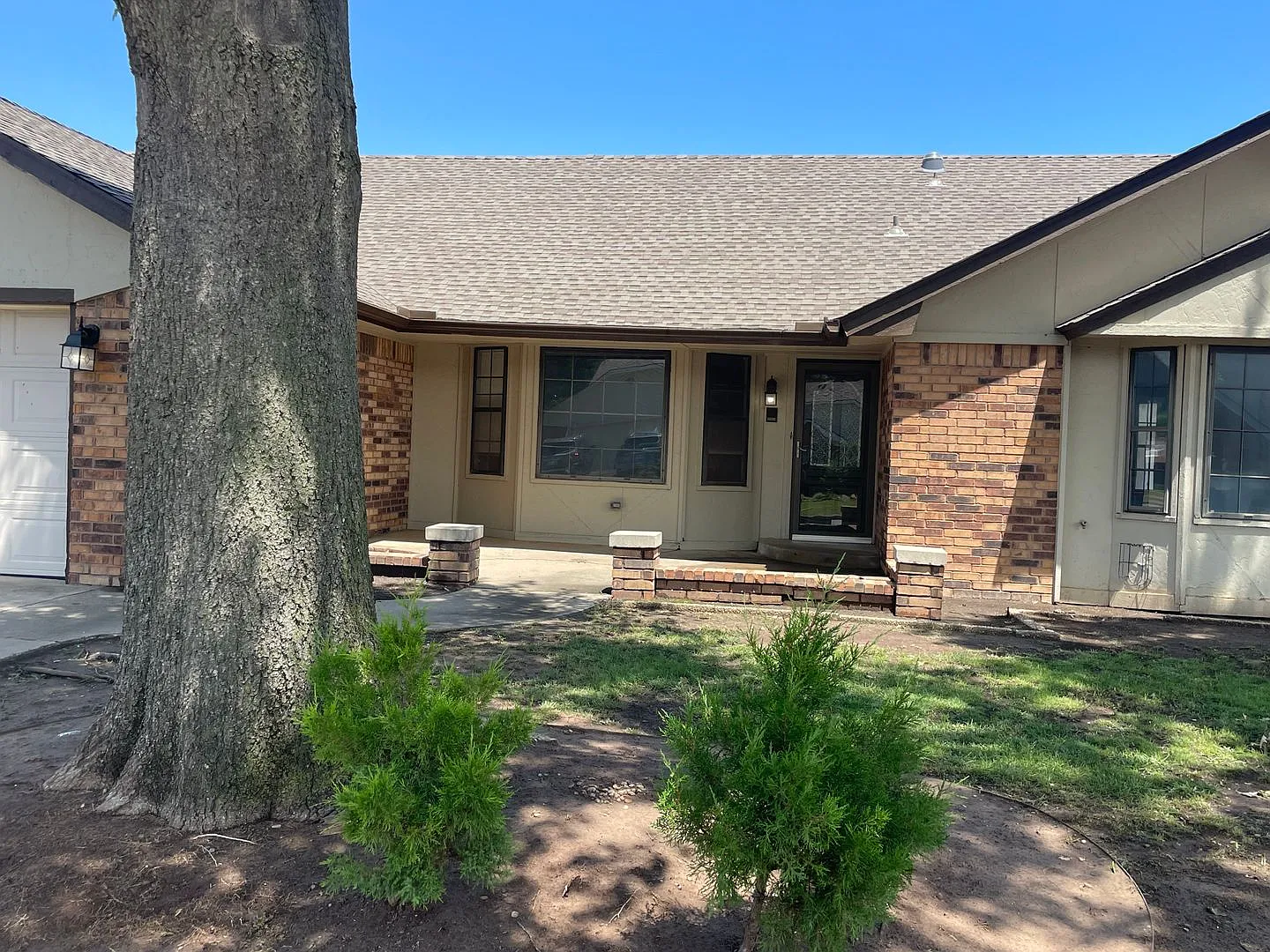 4 bed 2.5 baths in Moore Schools. 2 living areas, formal dining, storm shelter and pool! — Photo 2