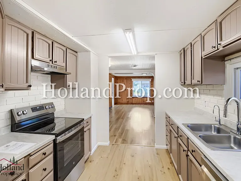 1105 NE Lincoln St — Photo 9