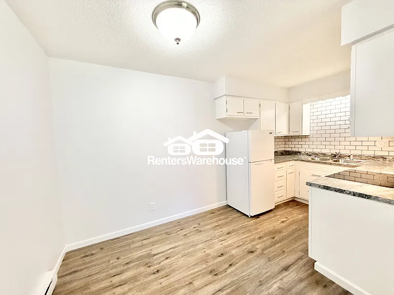 211 S Green St #4 — Photo 4