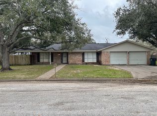1009 Virginia St, Edna, TX 77957
