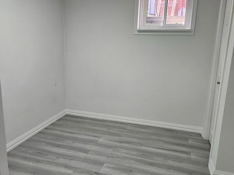90 Longford Dr #LOWER — Photo 5
