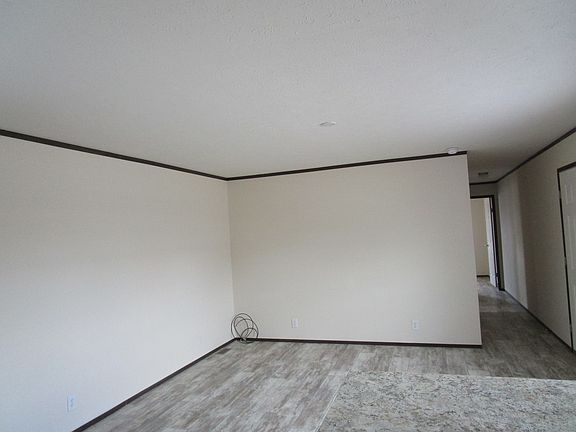 3rd image of 283 Heatherwood Trl
