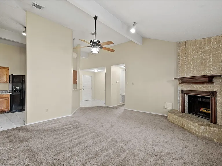 1430 Bentwood Dr — Photo 3