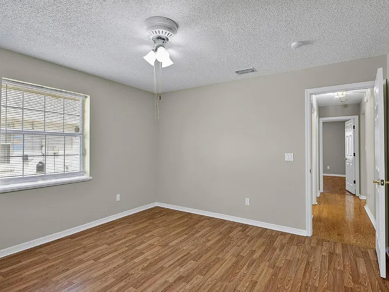 77 Folcroft Ln — Photo 45