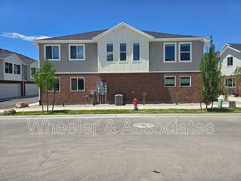 3 bed, 2.5 bath, 1530 sqft, $2,200 — Photo 2