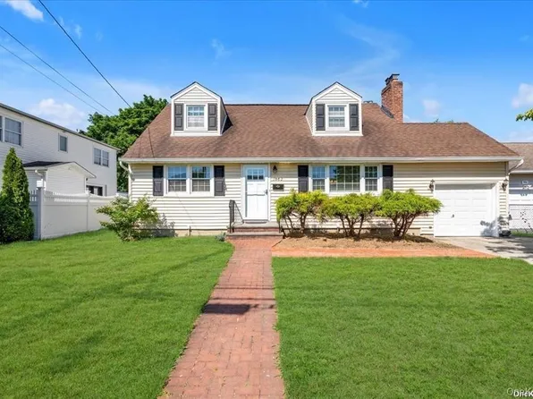 1002 Eglon Ct, Merrick, NY 11566