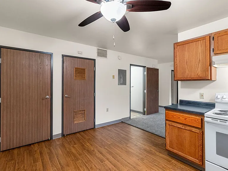 Hickory Drive and Pinecrest Apartments — Photo 6