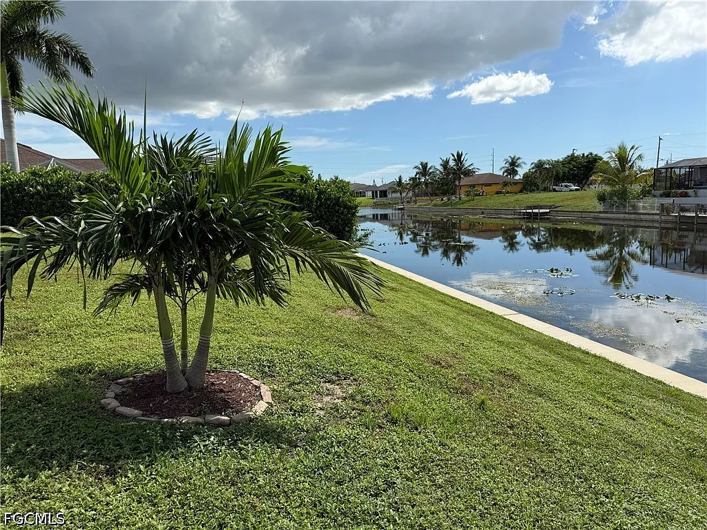 3 bed, 2.0 bath, 1865 sqft, $2,100 — Photo 2