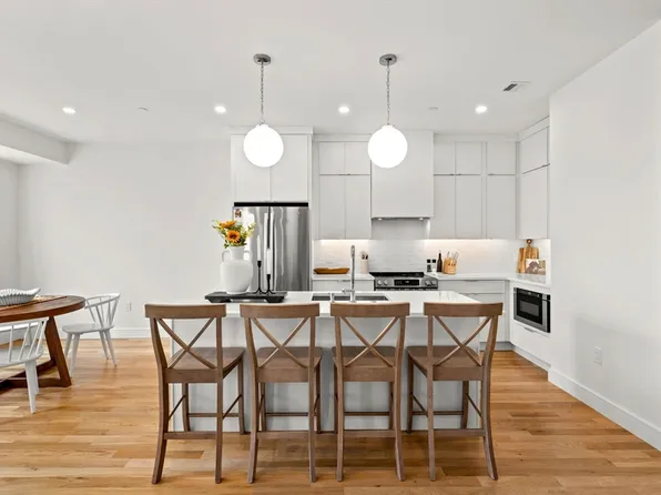 298 Maverick St Floor 3, Boston, MA 02128