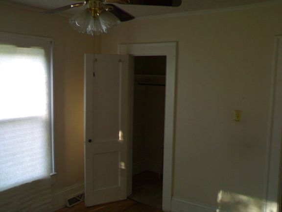 Bedroom with walkin closet