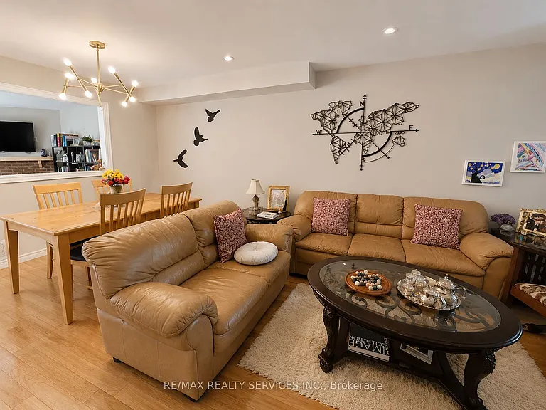 6897 Bansbridge Cres — Photo 1