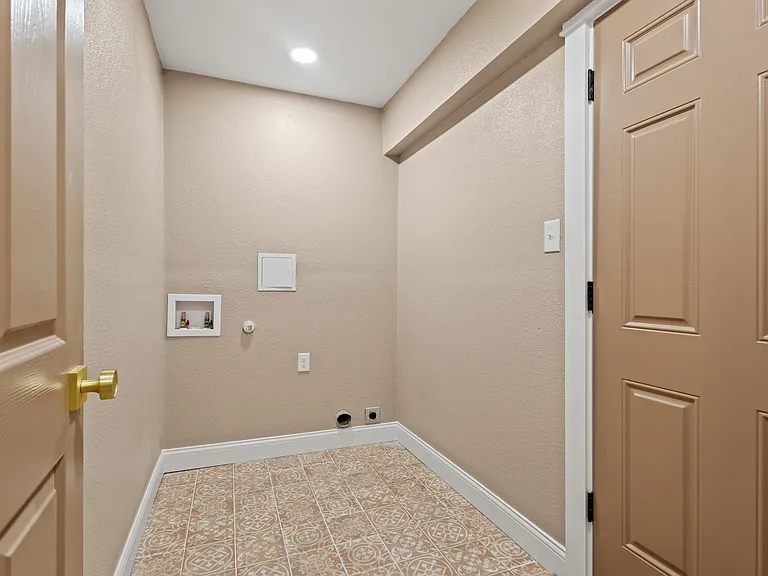 2214 Rex Cruse Dr — Photo 26