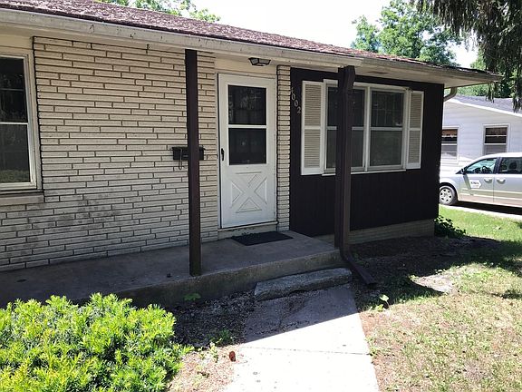 Entry door to 4002 Quebec