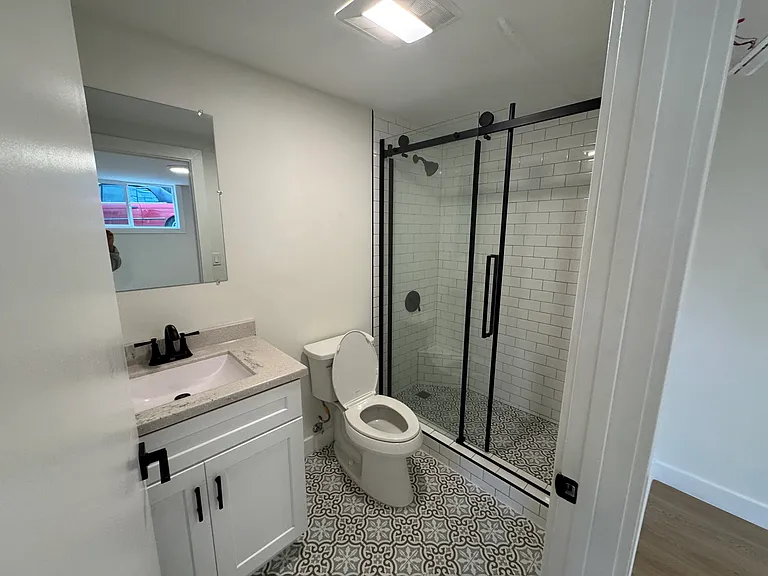 877 Hyperion Ave #879-1/2 — Photo 8