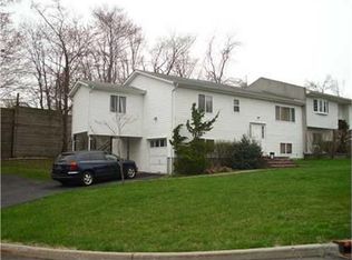 5 Zachary Ct, Chestnut Ridge, NY 10977