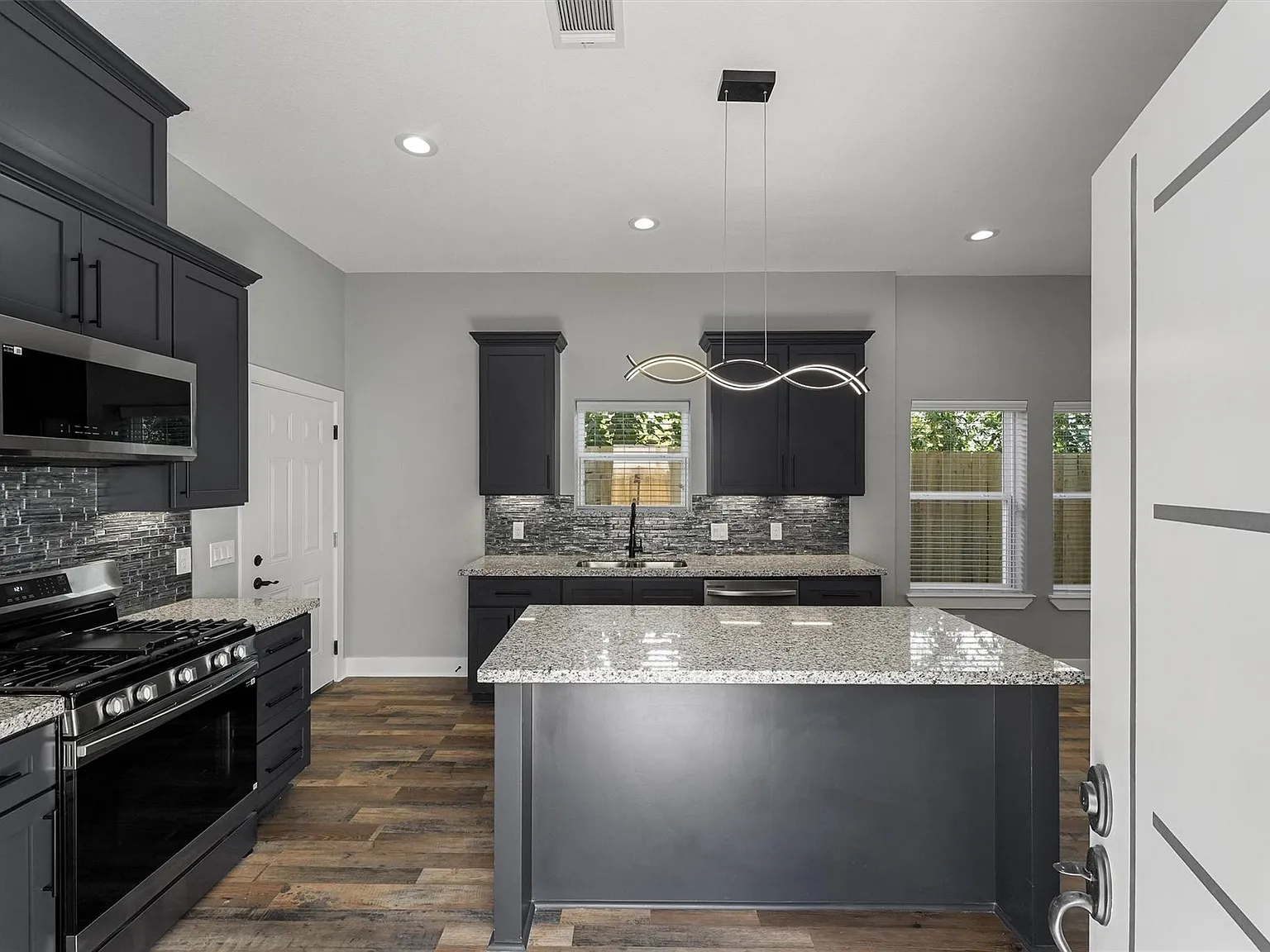 3 bed, 2.5 bath, 1708 sqft, $2,200 — Photo 2